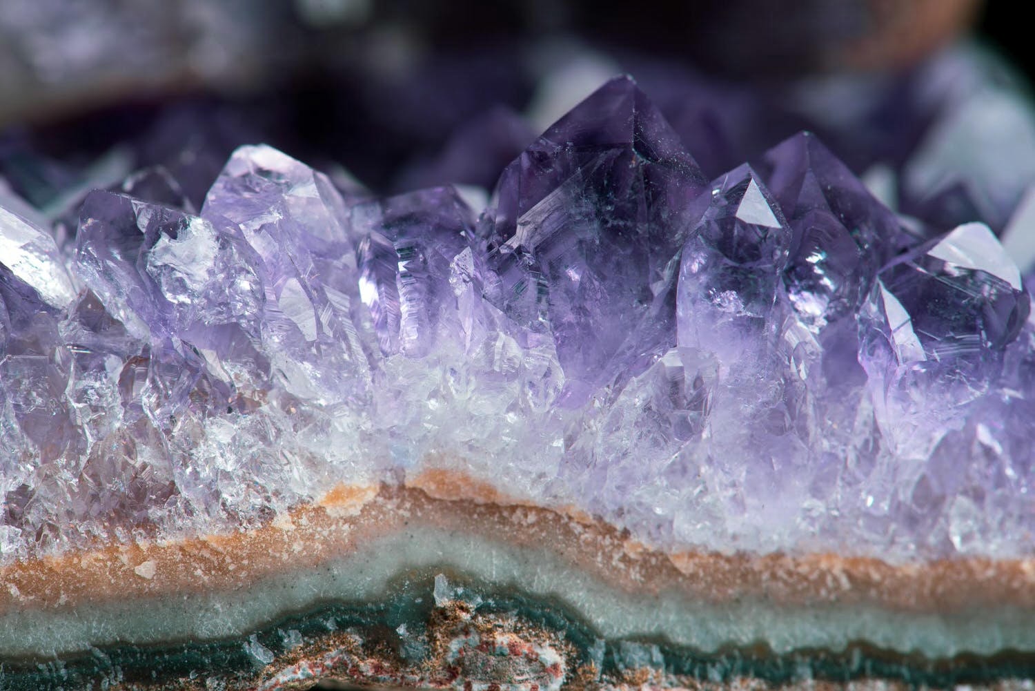 水晶|消磁與保養的方法 - 第3張圖 a close up photo of amethyst crystal