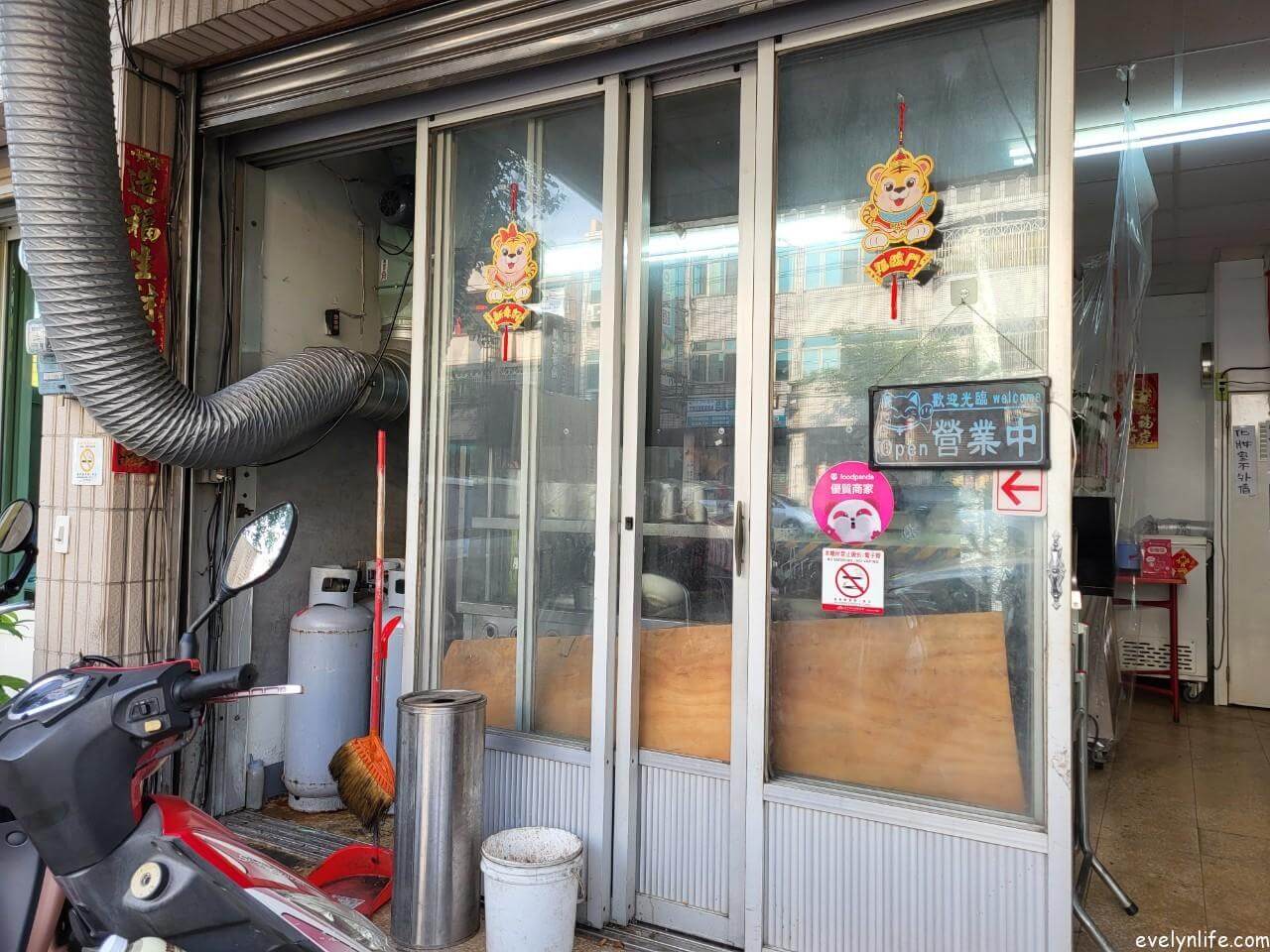 阿宏小吃沙田二店|台中龍井|CP值高的平價小吃店 · 有臭豆腐及香酥炸鴨頭 - 第1張圖
