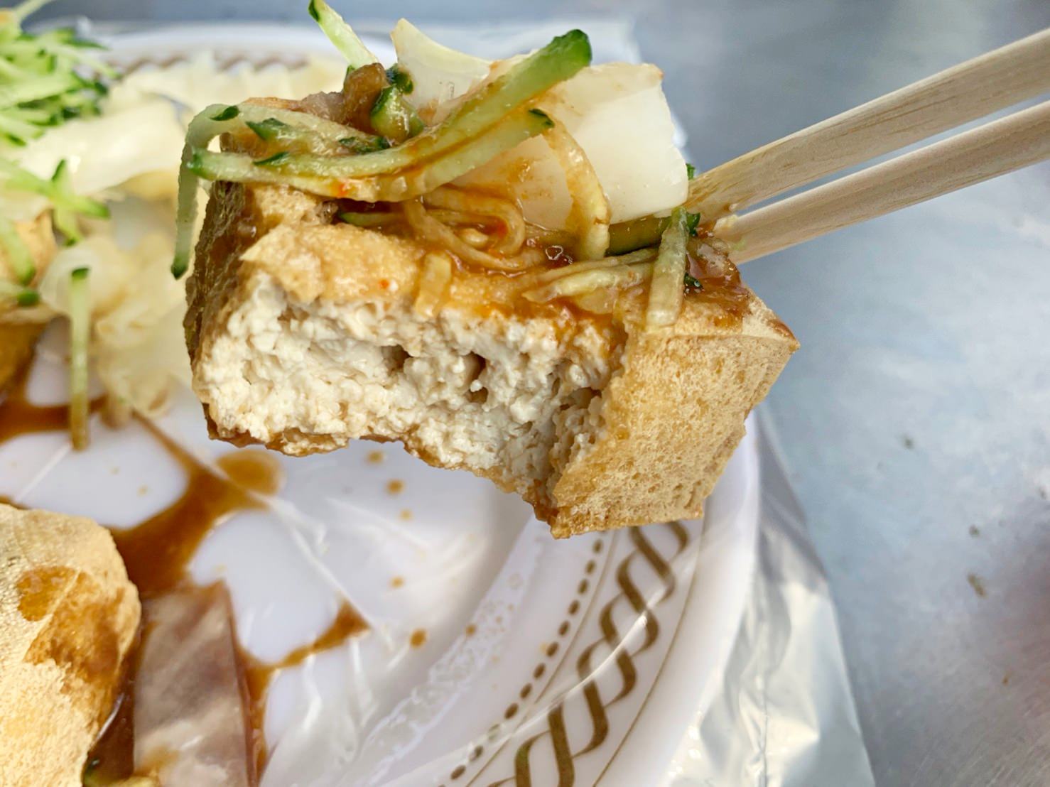 陳媽媽臭豆腐|台中沙鹿|海線有名的臭豆腐.外酥內嫩.泡菜小黃瓜絲好吃辣醬.位在平交道旁的美味小吃 - 第8張圖