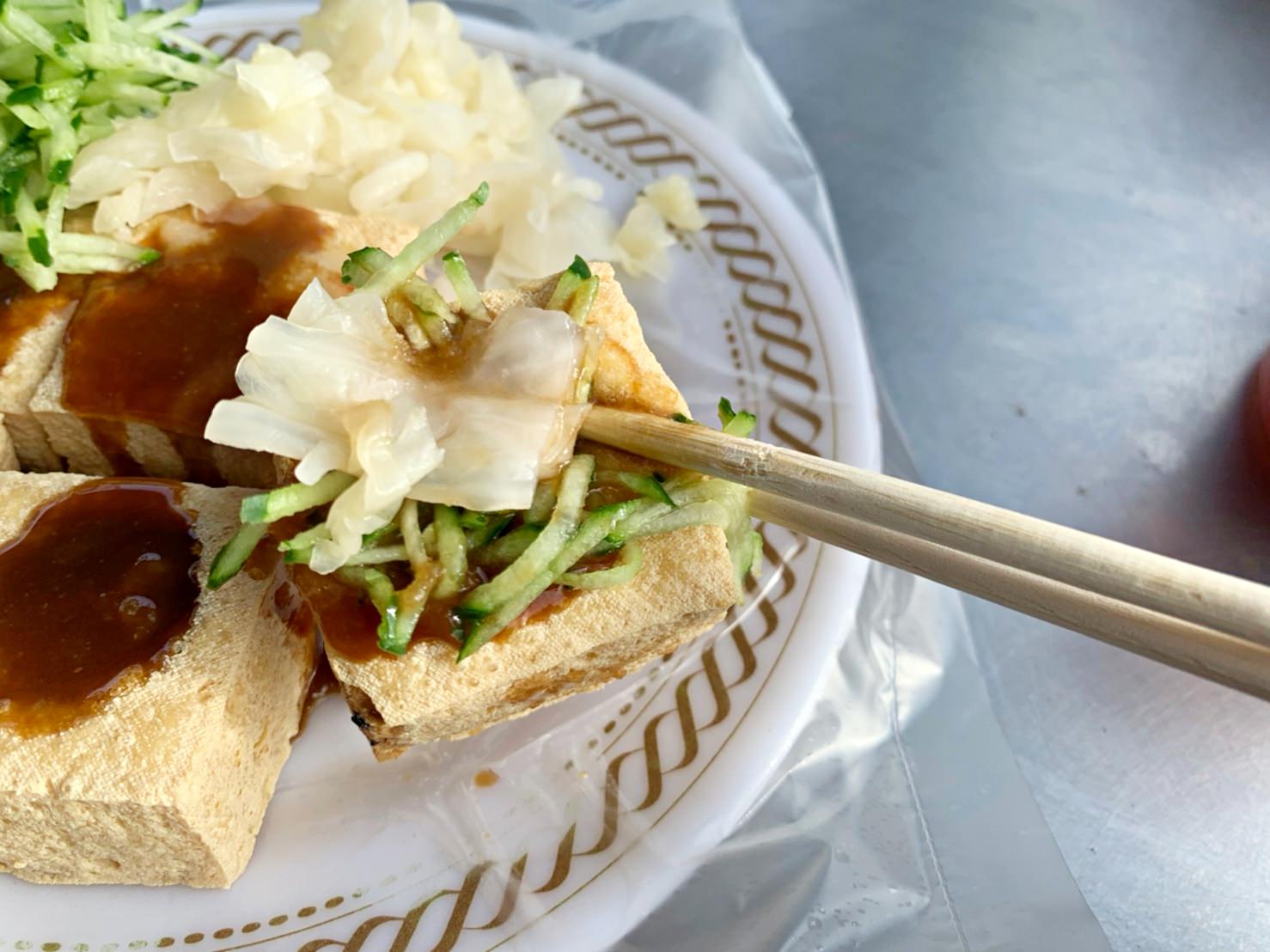 陳媽媽臭豆腐|台中沙鹿|海線有名的臭豆腐.外酥內嫩.泡菜小黃瓜絲好吃辣醬.位在平交道旁的美味小吃 - 第7張圖