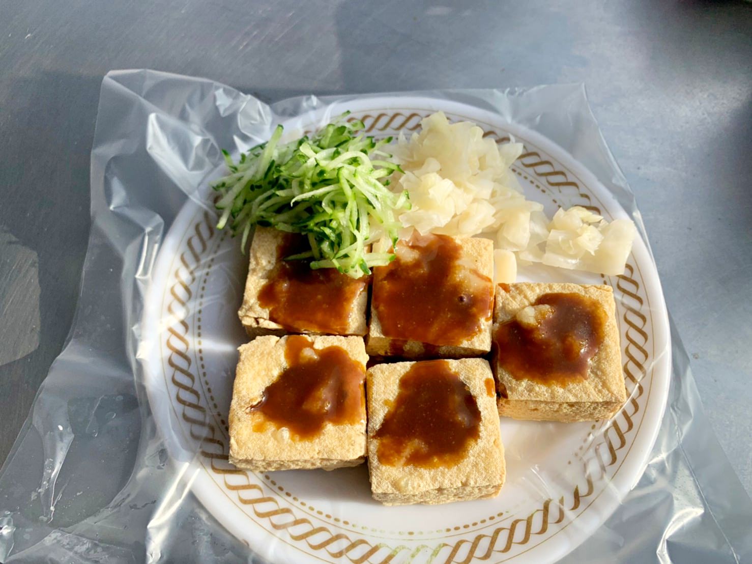 陳媽媽臭豆腐|台中沙鹿|海線有名的臭豆腐.外酥內嫩.泡菜小黃瓜絲好吃辣醬.位在平交道旁的美味小吃 - 第6張圖