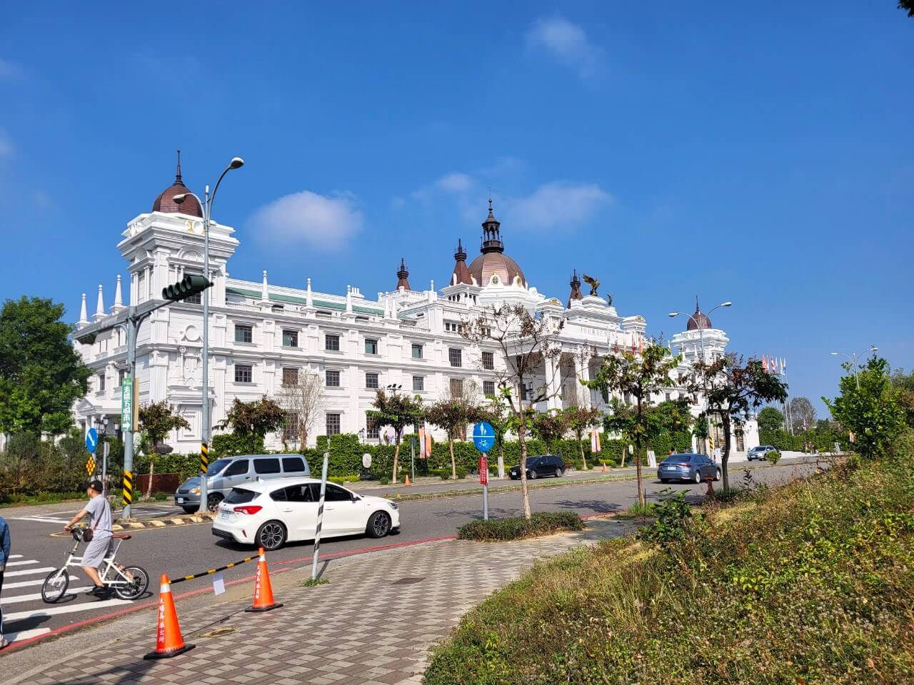 嘉義大林|佐登妮絲城堡觀光工廠|秒飛浪漫歐洲白色城堡.城堡式綠建築美容生技園區 - 第1張圖