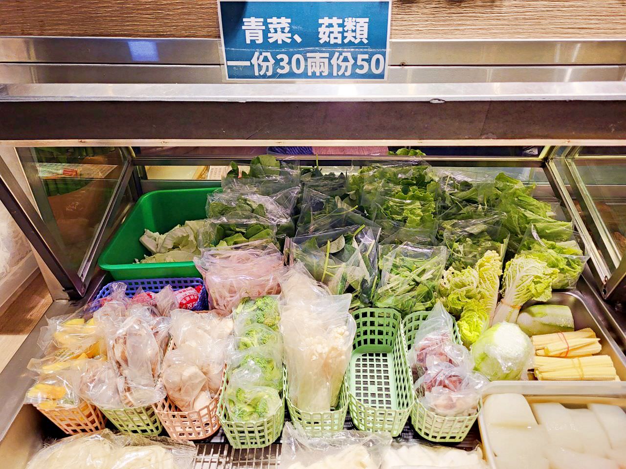 台中烏日|吃飯食間 養生煮 |必推超好喝雞湯湯底及乾的胡麻拌拌~有蔬食餐組合.麻辣鴨血.便當 - 第2張圖