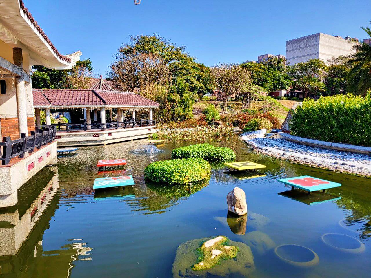 台中清水|港區藝術中心|水池曲橋仿中國閩南風建築.各式展覽活動 - 第9張圖