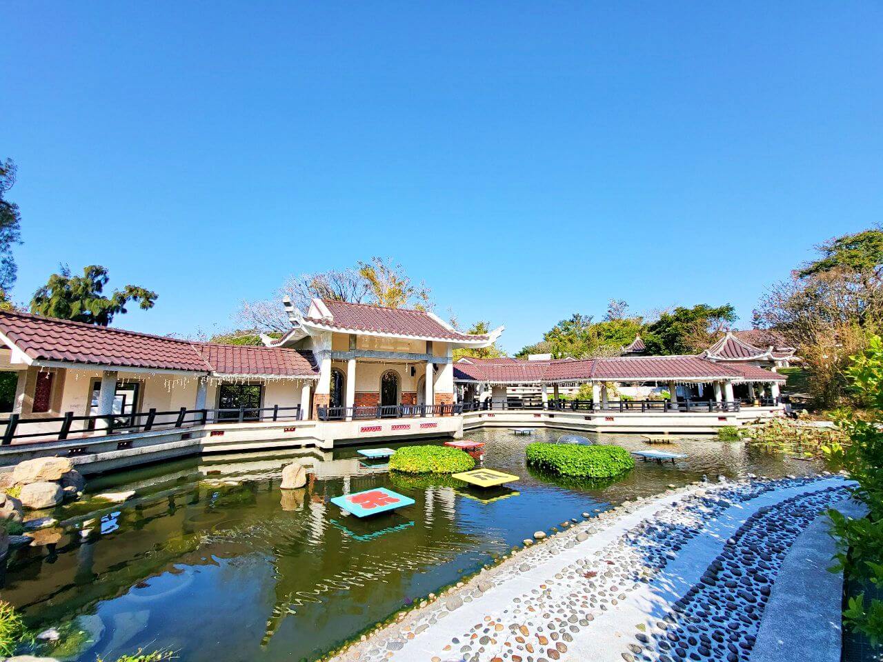 台中清水|港區藝術中心|水池曲橋仿中國閩南風建築.各式展覽活動 - 第8張圖