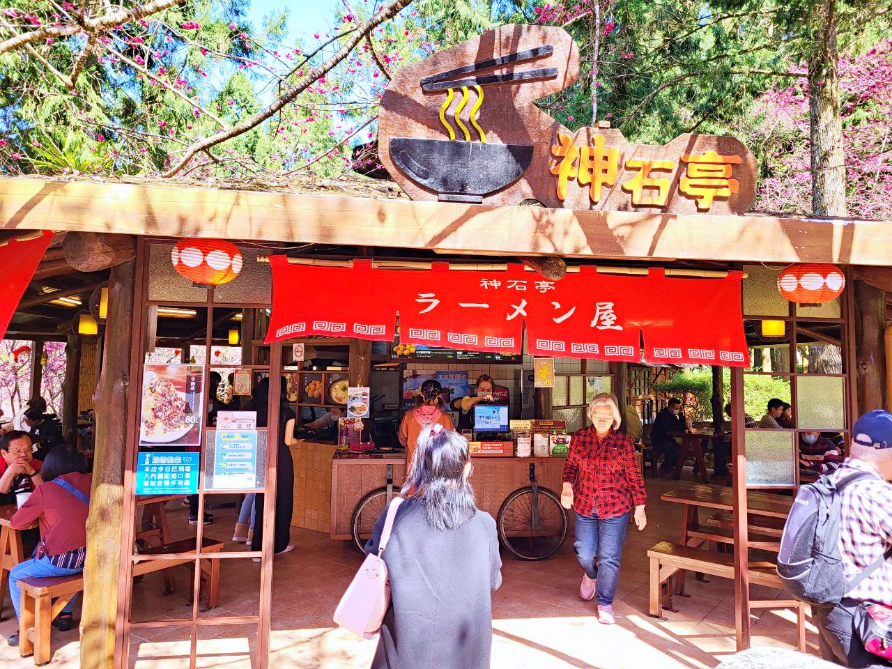 南投魚池|2023年九族文化村櫻花祭|搭纜車鳥瞰園區櫻花.日式浴衣體驗.賞夜櫻火舞秀 - 第53張圖