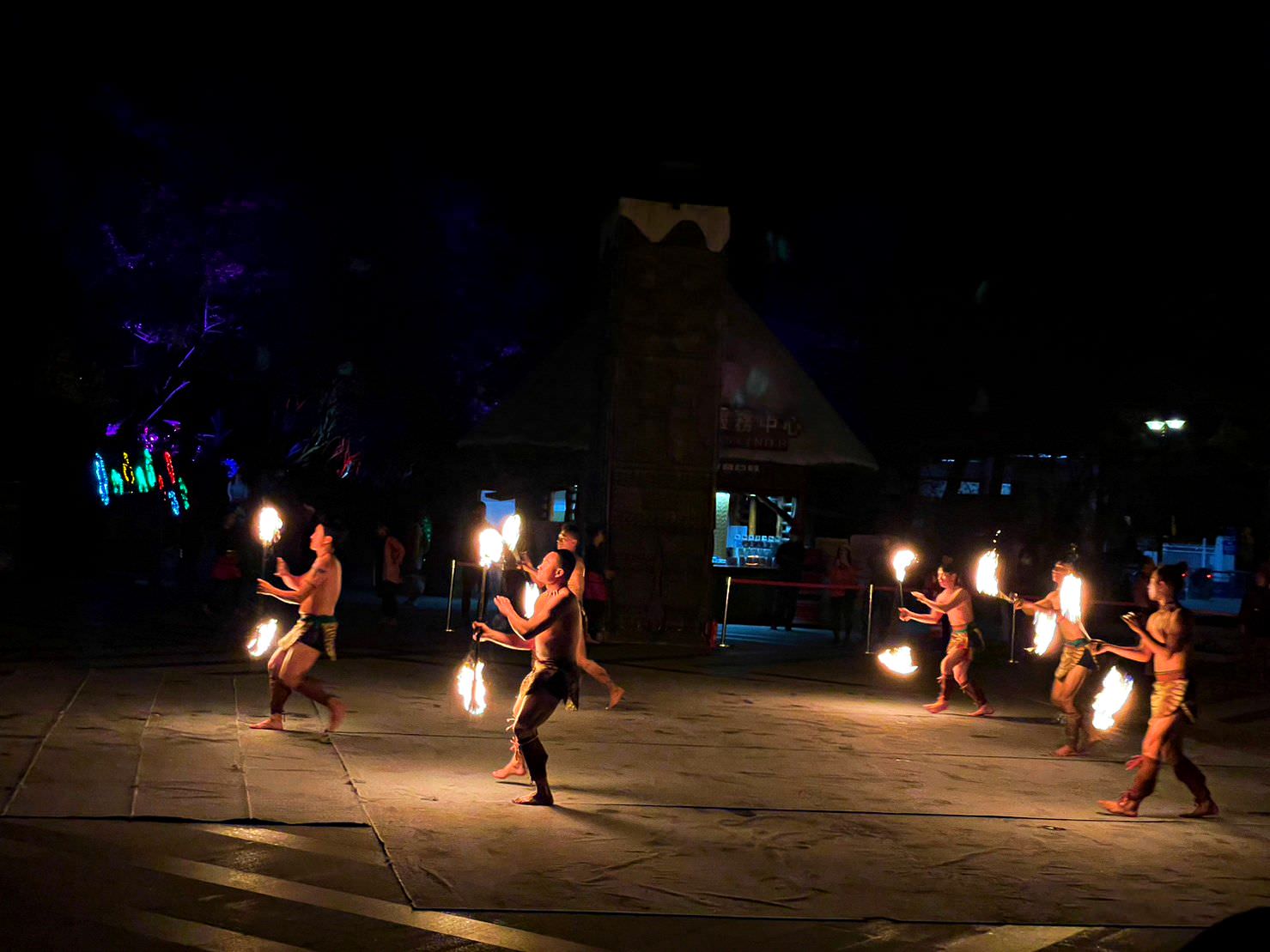 南投魚池|2023年九族文化村櫻花祭|搭纜車鳥瞰園區櫻花.日式浴衣體驗.賞夜櫻火舞秀 - 第51張圖
