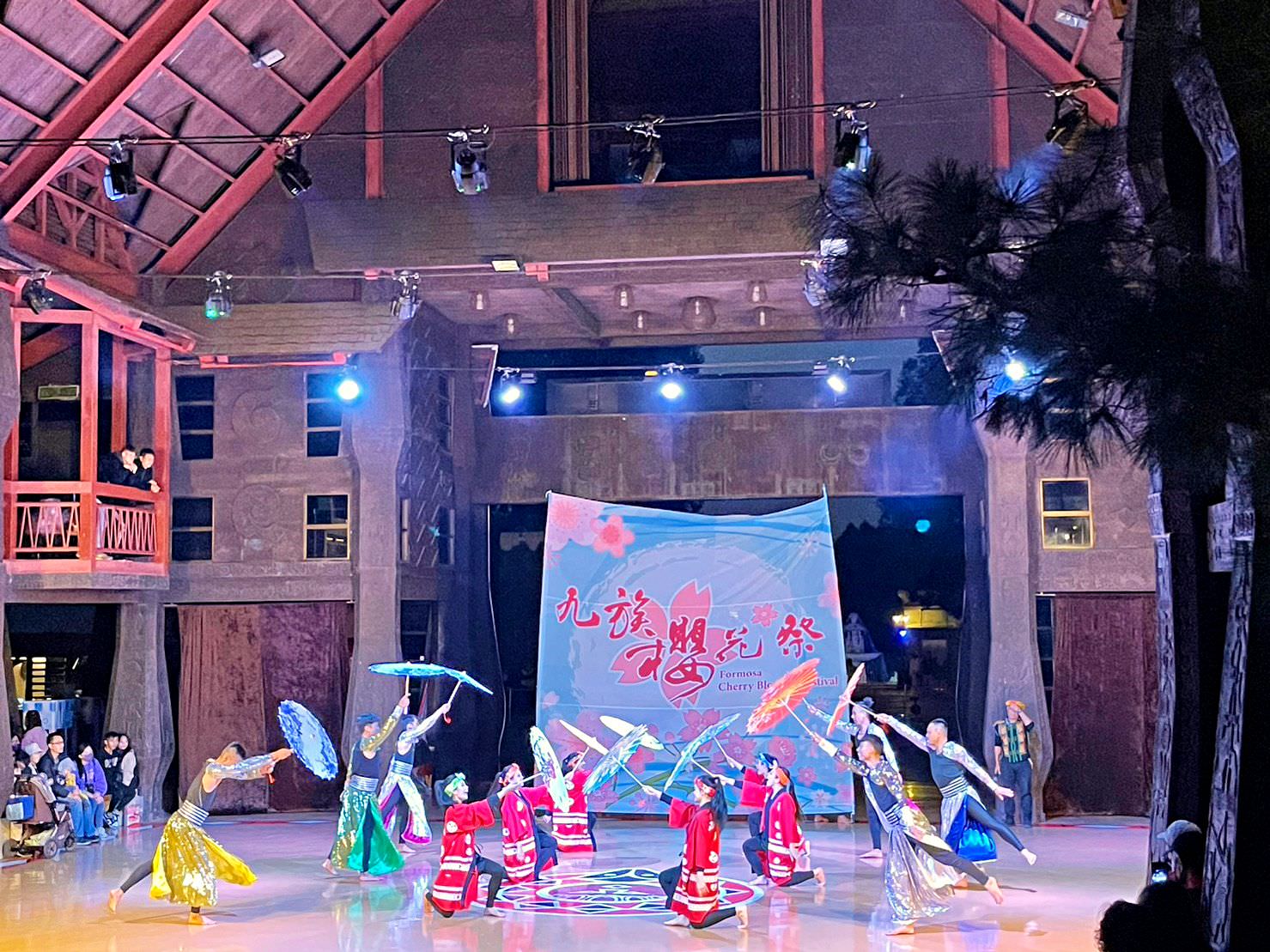 南投魚池|2023年九族文化村櫻花祭|搭纜車鳥瞰園區櫻花.日式浴衣體驗.賞夜櫻火舞秀 - 第45張圖
