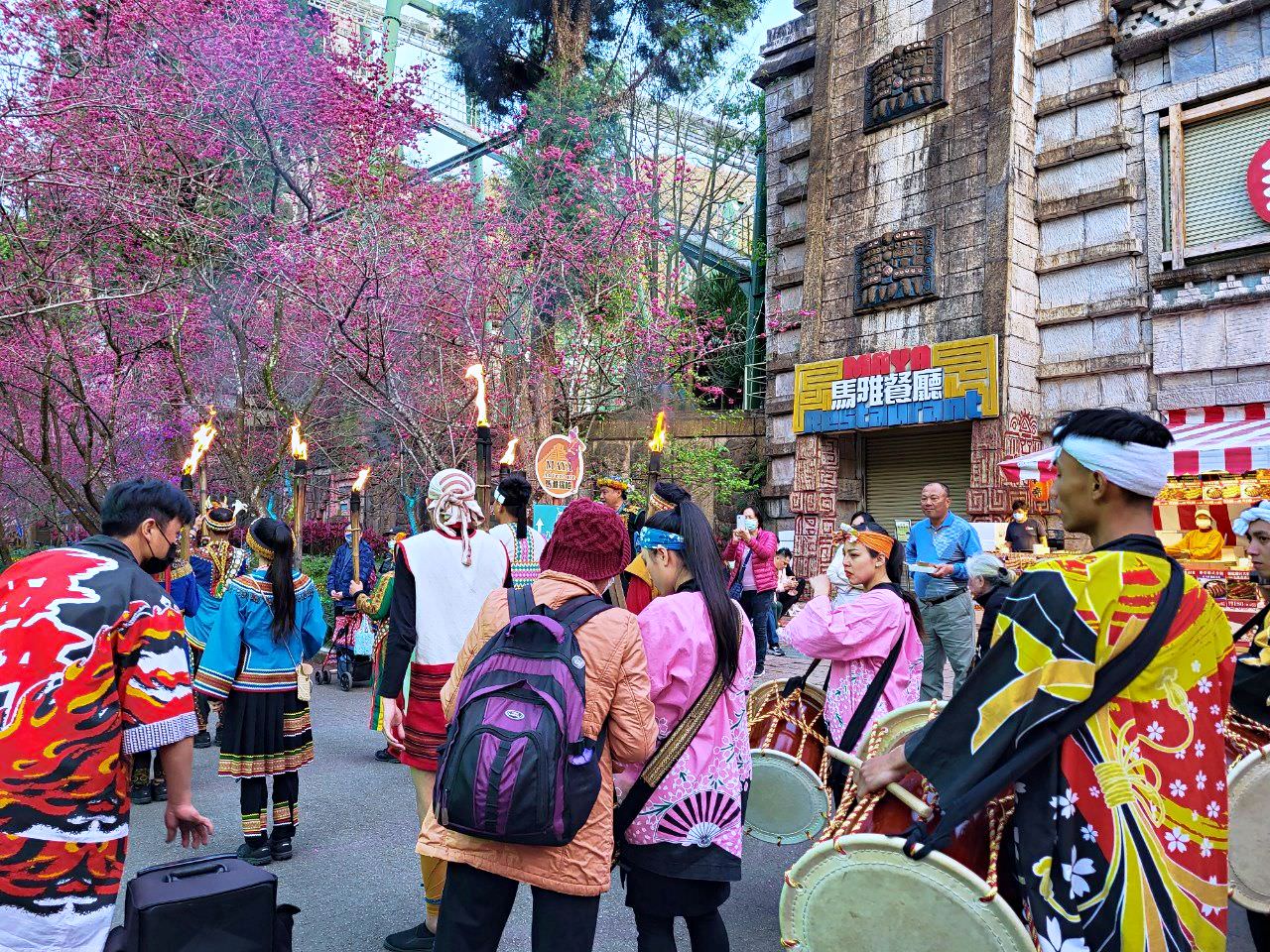 南投魚池|2023年九族文化村櫻花祭|搭纜車鳥瞰園區櫻花.日式浴衣體驗.賞夜櫻火舞秀 - 第44張圖