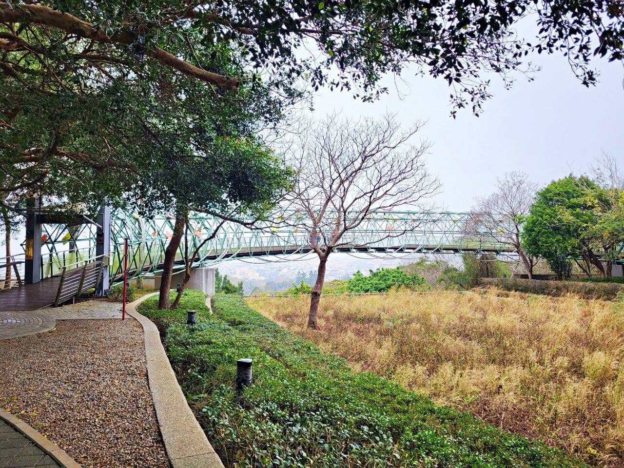 台中清水|鰲峰山運動公園|競合體驗遊戲場.觀景平台賞清水市區夜景.免費烤肉區 - 第8張圖