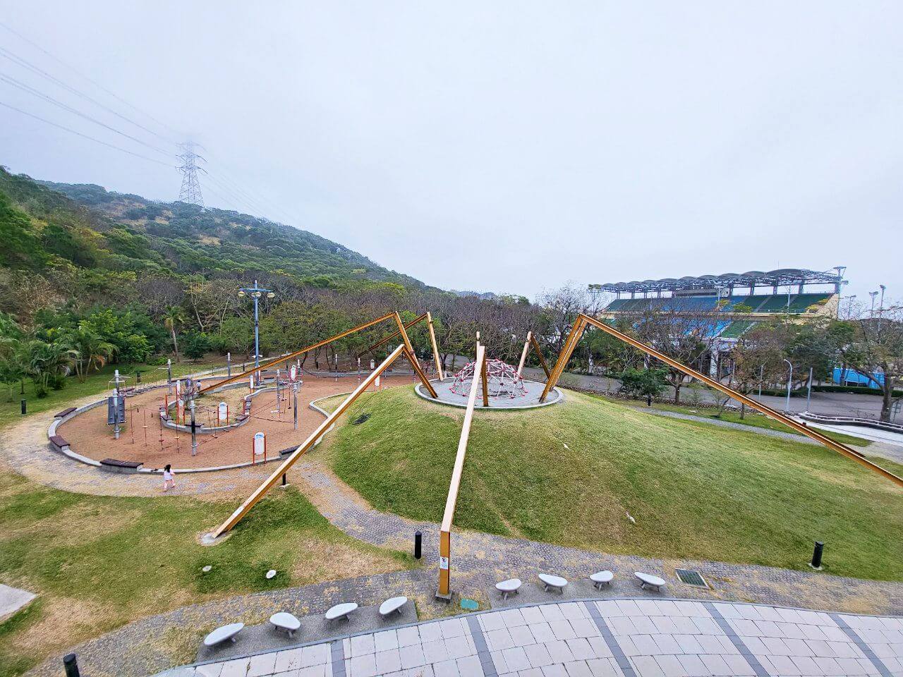 台中清水|鰲峰山運動公園|競合體驗遊戲場.觀景平台賞清水市區夜景.免費烤肉區 - 第18張圖