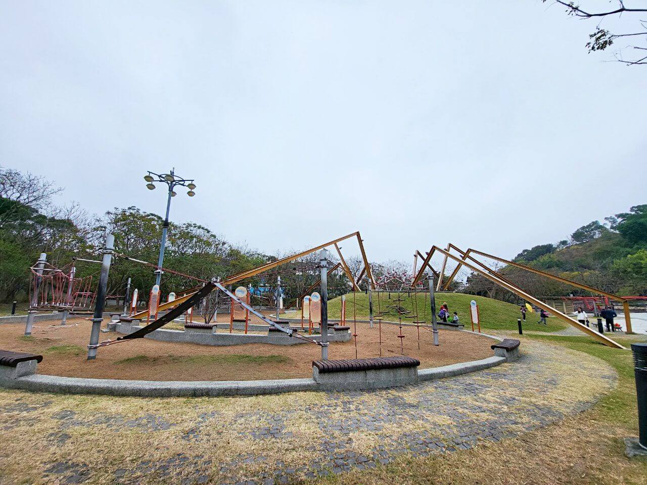 台中清水|鰲峰山運動公園|競合體驗遊戲場.觀景平台賞清水市區夜景.免費烤肉區 - 第20張圖