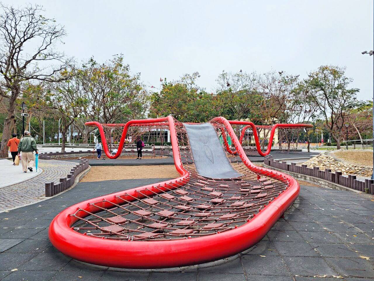 台中清水|鰲峰山運動公園|競合體驗遊戲場.觀景平台賞清水市區夜景.免費烤肉區 - 第19張圖