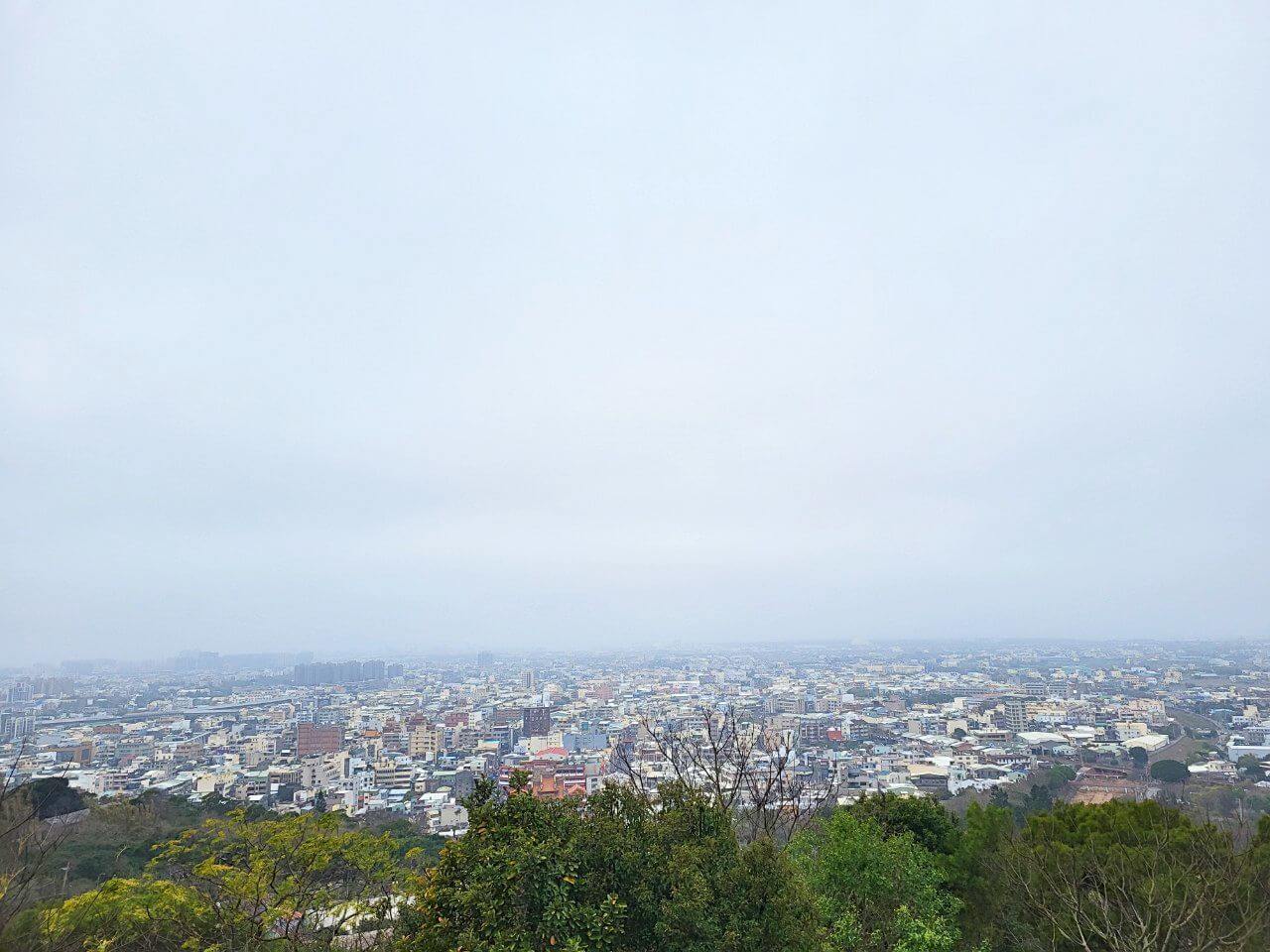 台中清水|鰲峰山運動公園|競合體驗遊戲場.觀景平台賞清水市區夜景.免費烤肉區 - 第17張圖