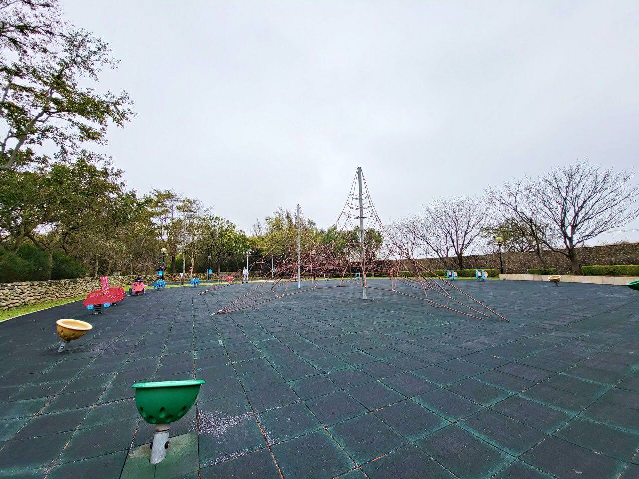 台中清水|鰲峰山運動公園|競合體驗遊戲場.觀景平台賞清水市區夜景.免費烤肉區 - 第32張圖