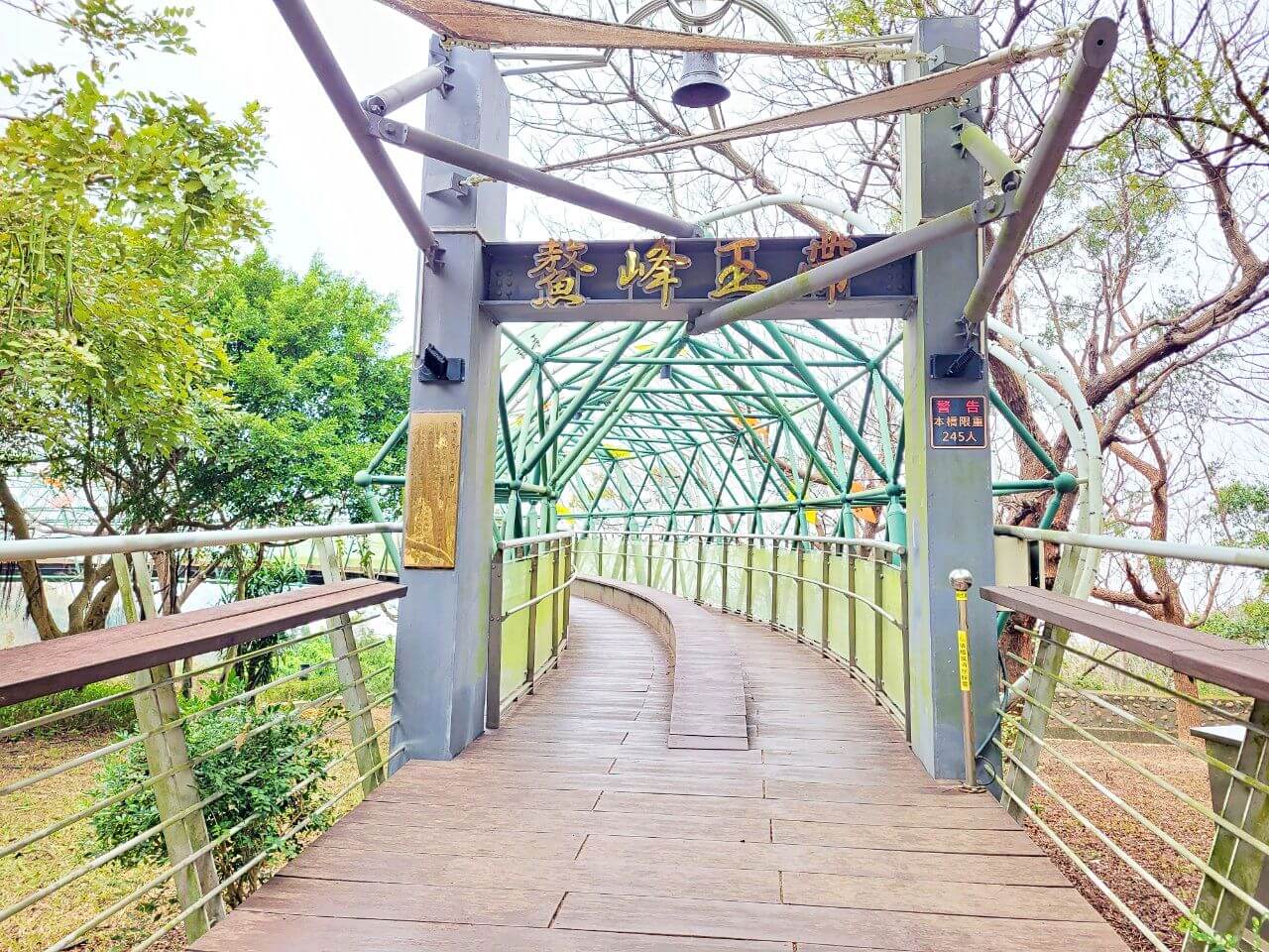 台中清水|鰲峰山運動公園|競合體驗遊戲場.觀景平台賞清水市區夜景.免費烤肉區 - 第7張圖