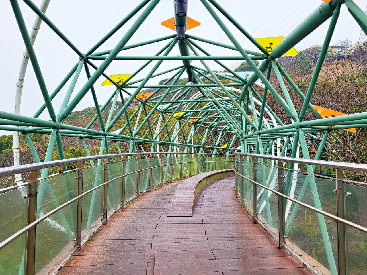 台中清水|鰲峰山運動公園|競合體驗遊戲場.觀景平台賞清水市區夜景.免費烤肉區 - 第10張圖