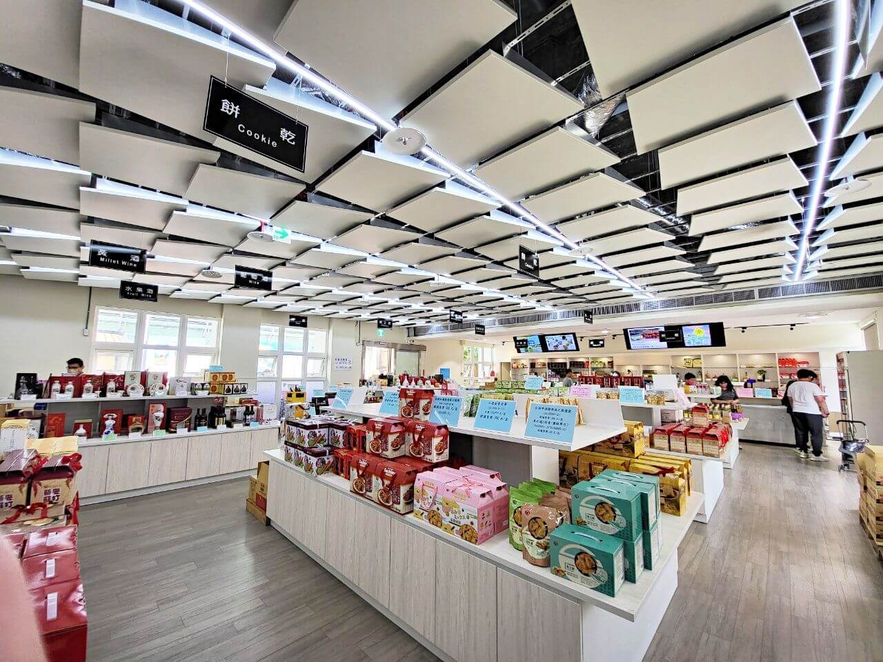 台中烏日|烏日啤酒觀光工廠|巨大啤酒箱.產品銷售推廣中心 - 第10張圖