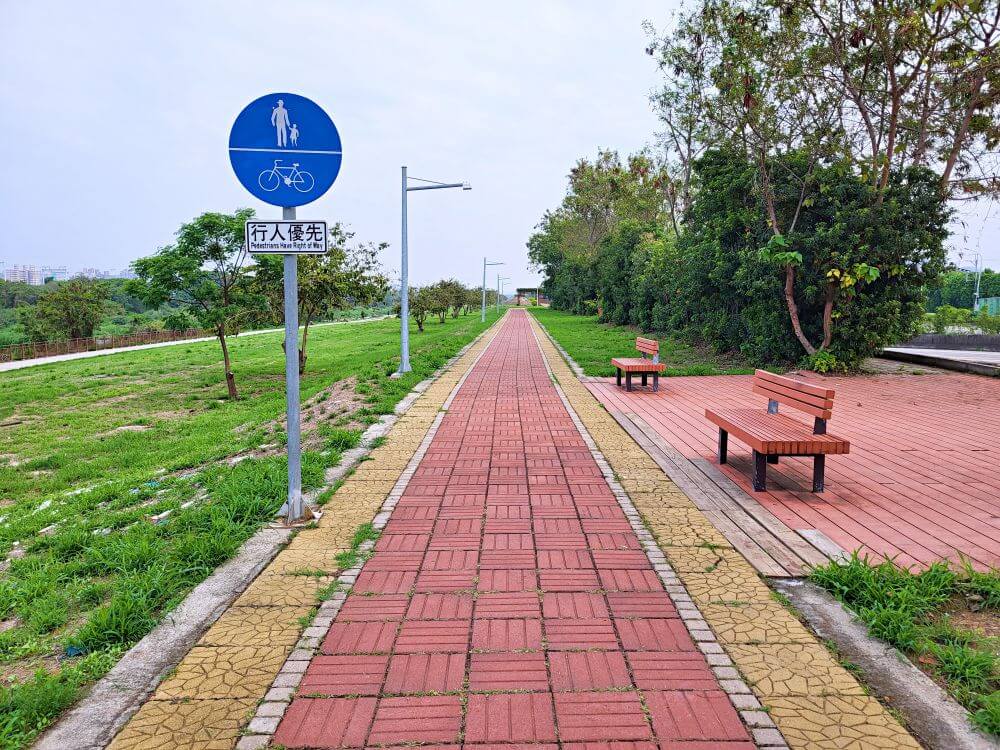 台中南屯|筏子溪門戶迎賓水岸廊道|台中熱門打卡地標.帶著寵物輕鬆散步的好地方 - 第3張圖