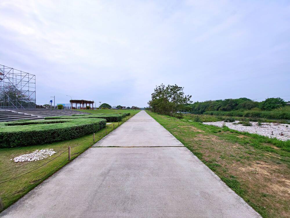 台中南屯|筏子溪門戶迎賓水岸廊道|台中熱門打卡地標.帶著寵物輕鬆散步的好地方 - 第13張圖