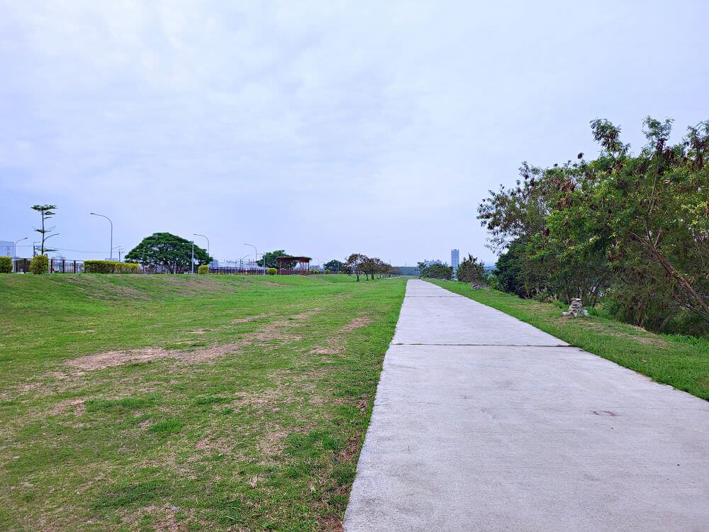 台中南屯|筏子溪門戶迎賓水岸廊道|台中熱門打卡地標.帶著寵物輕鬆散步的好地方 - 第6張圖