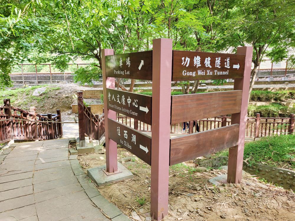 苗栗市區|貓狸山功維敘隧道|涼爽迷幻的七彩隧道.懷舊火車與車廂.懷古市集 - 第6張圖
