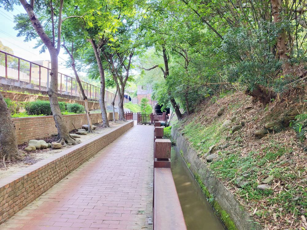 苗栗市區|貓狸山功維敘隧道|涼爽迷幻的七彩隧道.懷舊火車與車廂.懷古市集 - 第7張圖