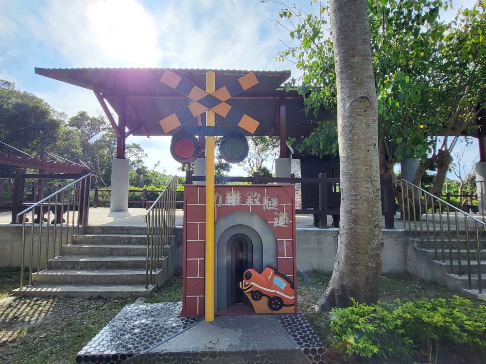 苗栗市區|貓狸山功維敘隧道|涼爽迷幻的七彩隧道.懷舊火車與車廂.懷古市集 - 第19張圖