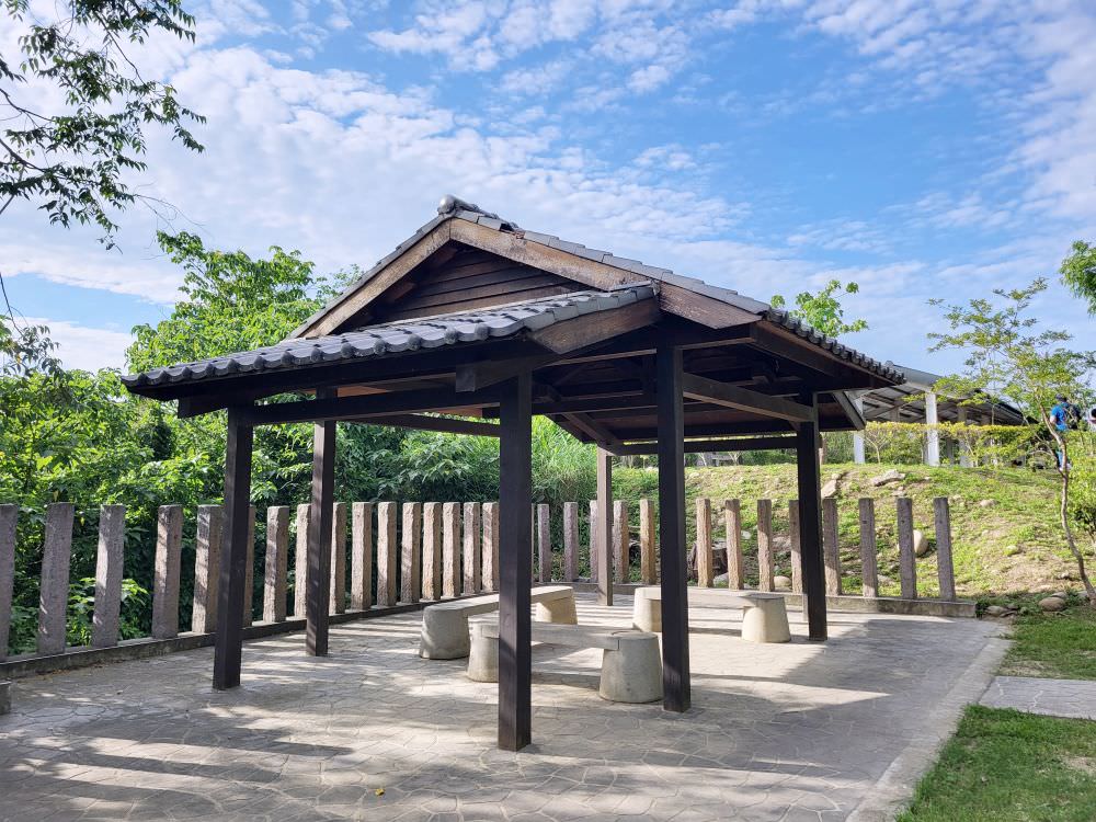 苗栗市區|貓狸山功維敘隧道|涼爽迷幻的七彩隧道.懷舊火車與車廂.懷古市集 - 第26張圖