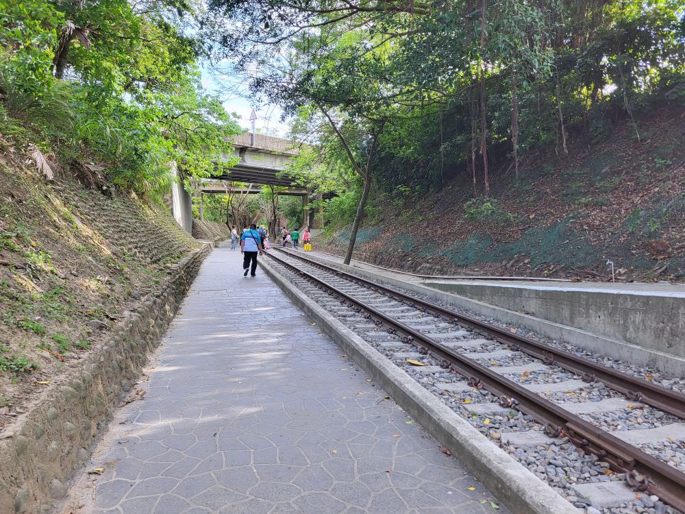 苗栗市區|貓狸山功維敘隧道|涼爽迷幻的七彩隧道.懷舊火車與車廂.懷古市集 - 第22張圖