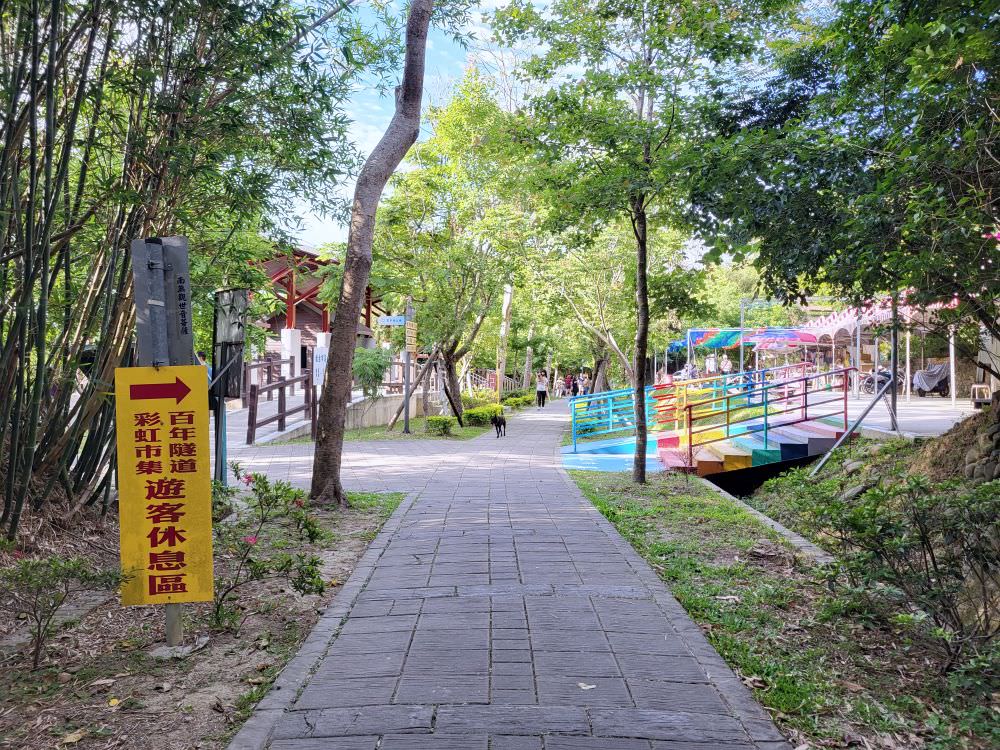 苗栗市區|貓狸山功維敘隧道|涼爽迷幻的七彩隧道.懷舊火車與車廂.懷古市集 - 第17張圖