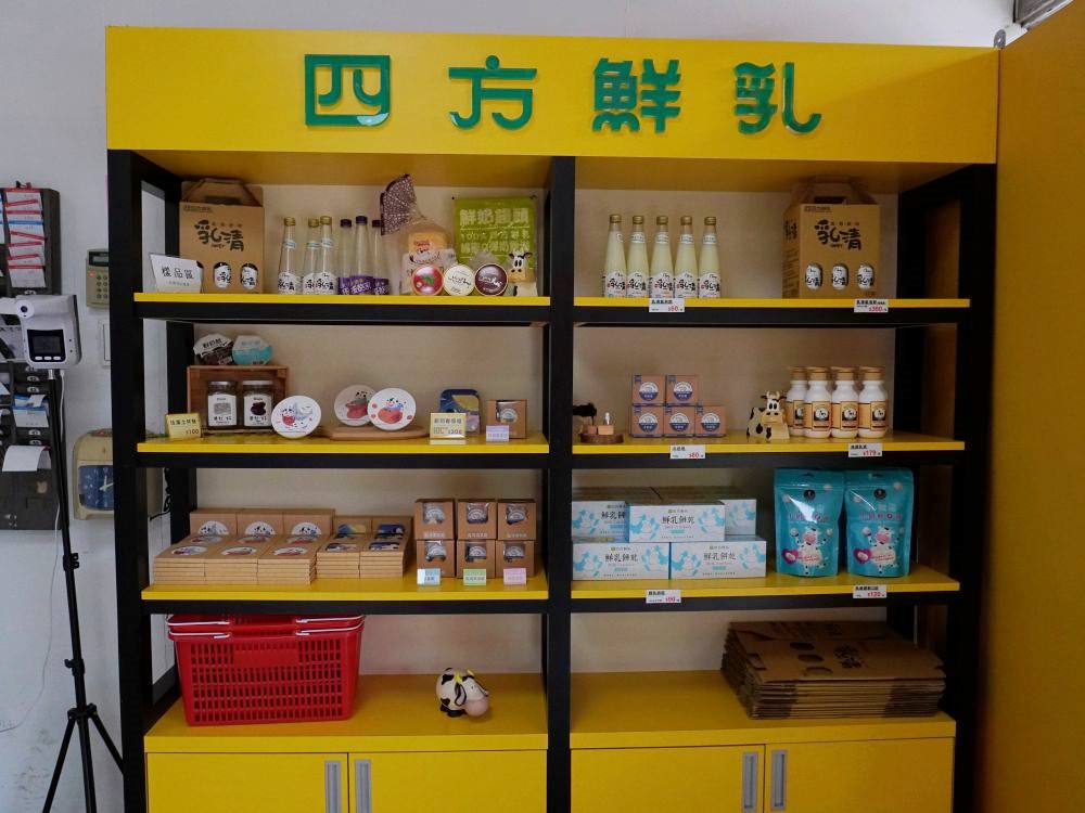 苗栗竹南|四方鮮乳酪故事館|超巨大哞哞乳牛 .適合拍照打卡的可愛的鮮乳瓶 - 第7張圖