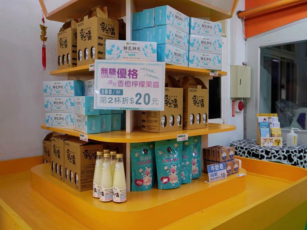 苗栗竹南|四方鮮乳酪故事館|超巨大哞哞乳牛 .適合拍照打卡的可愛的鮮乳瓶 - 第34張圖