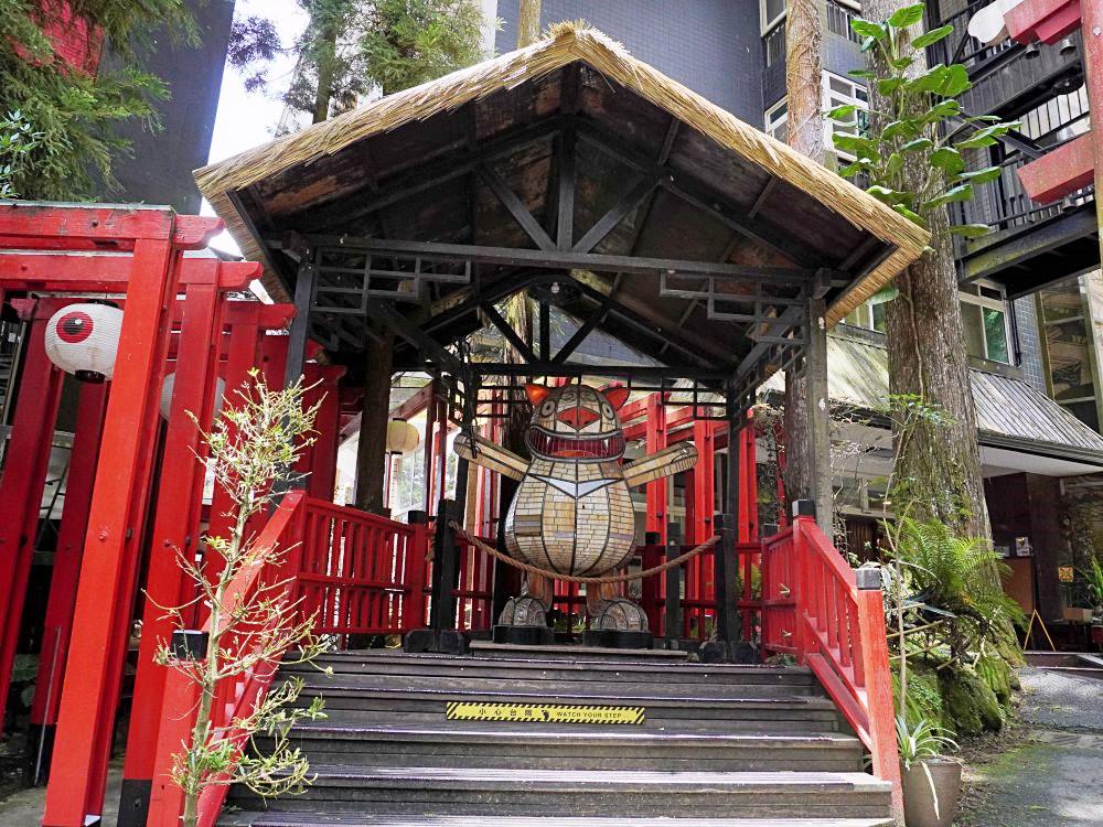 南投鹿谷|溪頭松林町妖怪村|日式特色風格商店街.超好拍造型眼球鳥居及妖怪公車 - 第19張圖