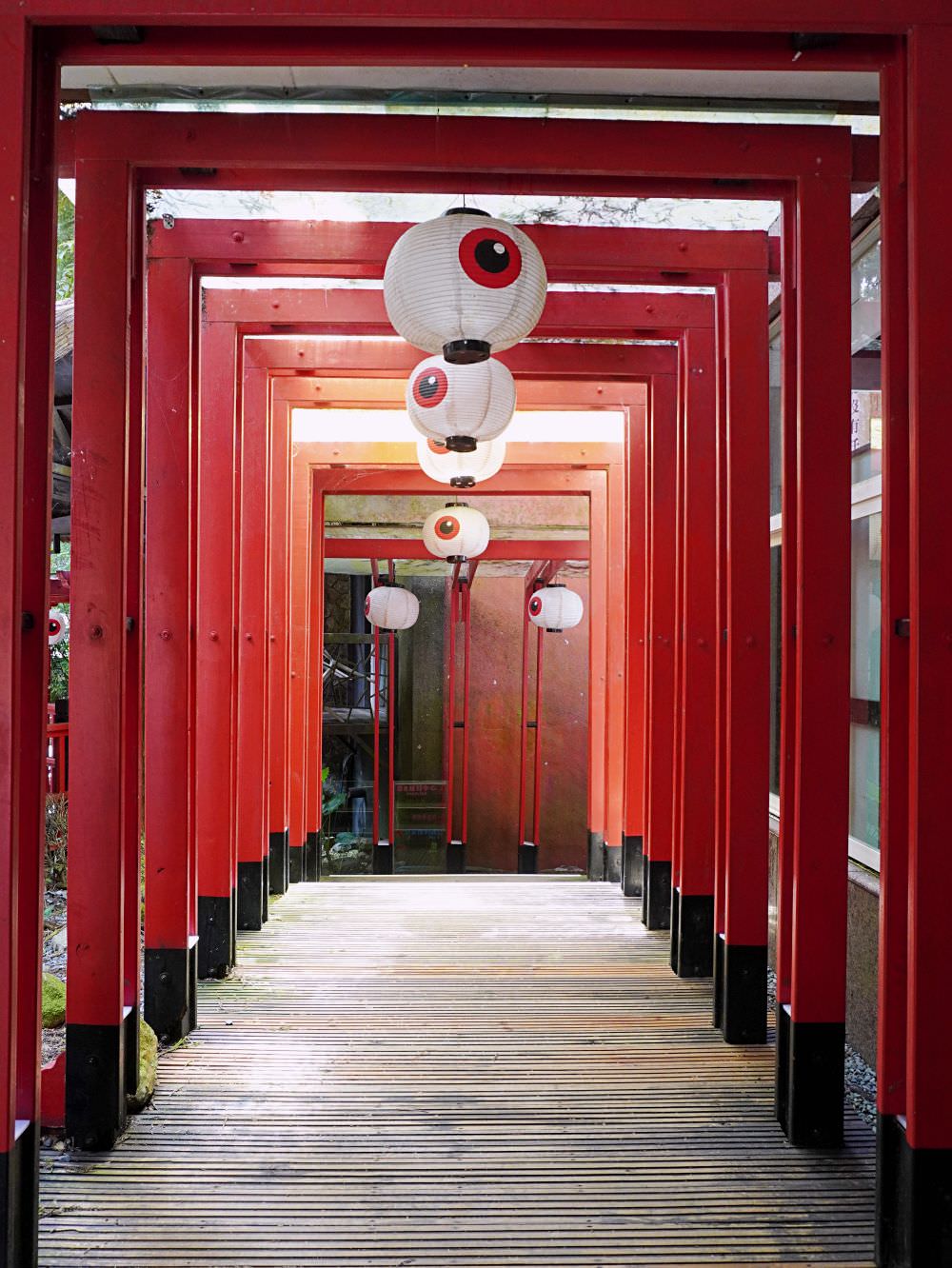 南投鹿谷|溪頭松林町妖怪村|日式特色風格商店街.超好拍造型眼球鳥居及妖怪公車 - 第20張圖