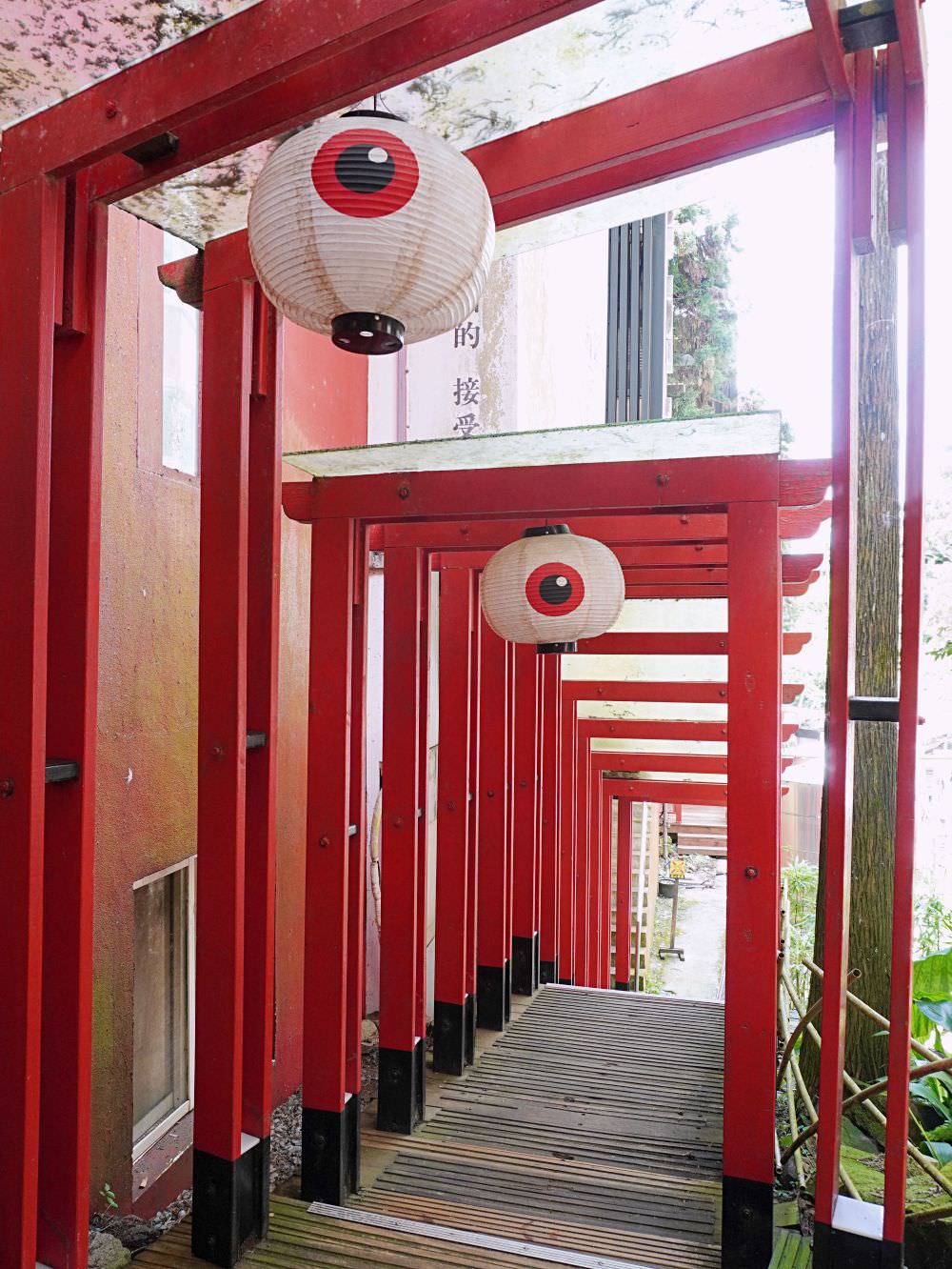 南投鹿谷|溪頭松林町妖怪村|日式特色風格商店街.超好拍造型眼球鳥居及妖怪公車 - 第21張圖