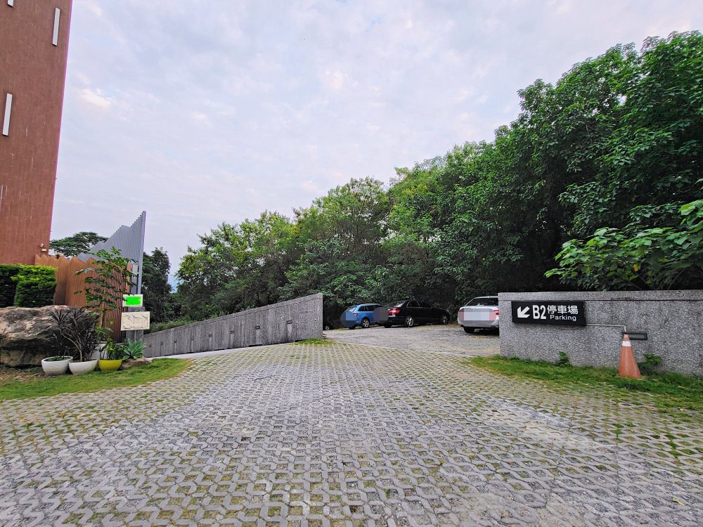 嘉義番路|仁義湖岸大酒店|開箱豪華雙人房.有陽台欣賞山景及湖景.附有免費停車位 - 第3張圖