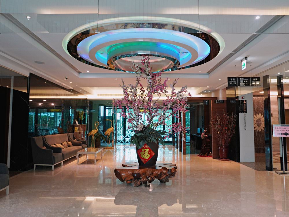 嘉義番路|仁義湖岸大酒店|開箱豪華雙人房.有陽台欣賞山景及湖景.附有免費停車位 - 第5張圖