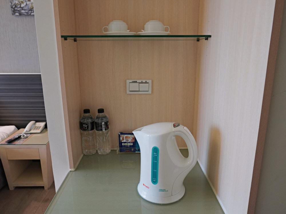 嘉義番路|仁義湖岸大酒店|開箱豪華雙人房.有陽台欣賞山景及湖景.附有免費停車位 - 第13張圖