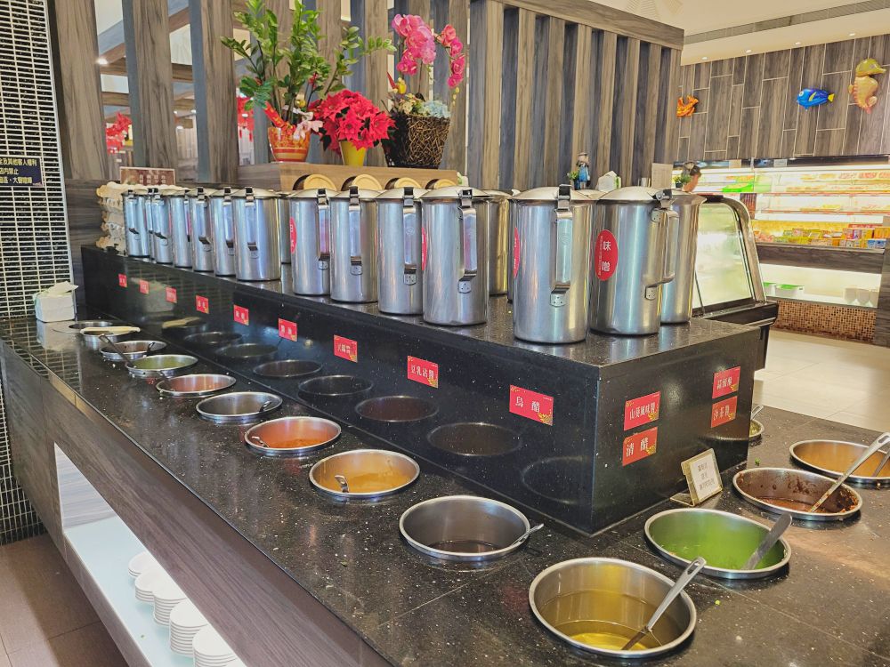 鮮友火鍋彰化旗艦店|超多樣化的吃到飽火鍋店.現切肉品、現包手捲、DIY拉麵、燒烤、蛋糕、炸物、燒賣、手搖飲.環境寬敞舒適適合多人聚餐 - 第49張圖