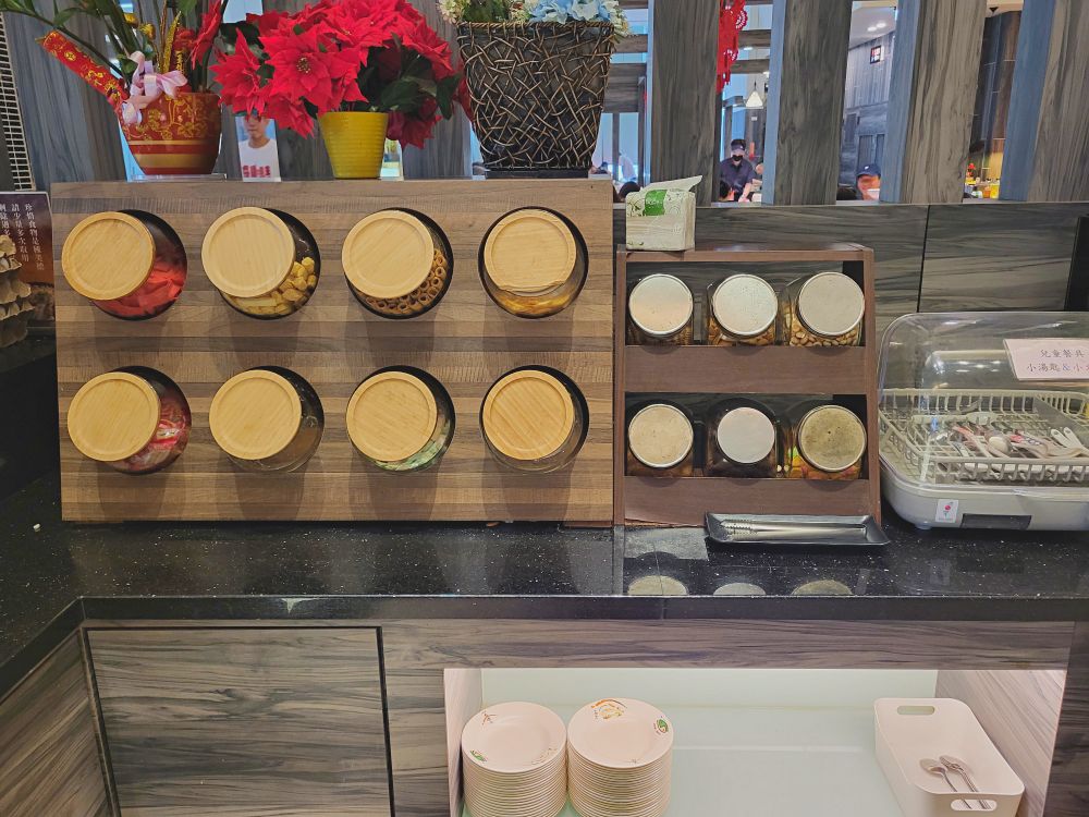 鮮友火鍋彰化旗艦店|超多樣化的吃到飽火鍋店.現切肉品、現包手捲、DIY拉麵、燒烤、蛋糕、炸物、燒賣、手搖飲.環境寬敞舒適適合多人聚餐 - 第47張圖