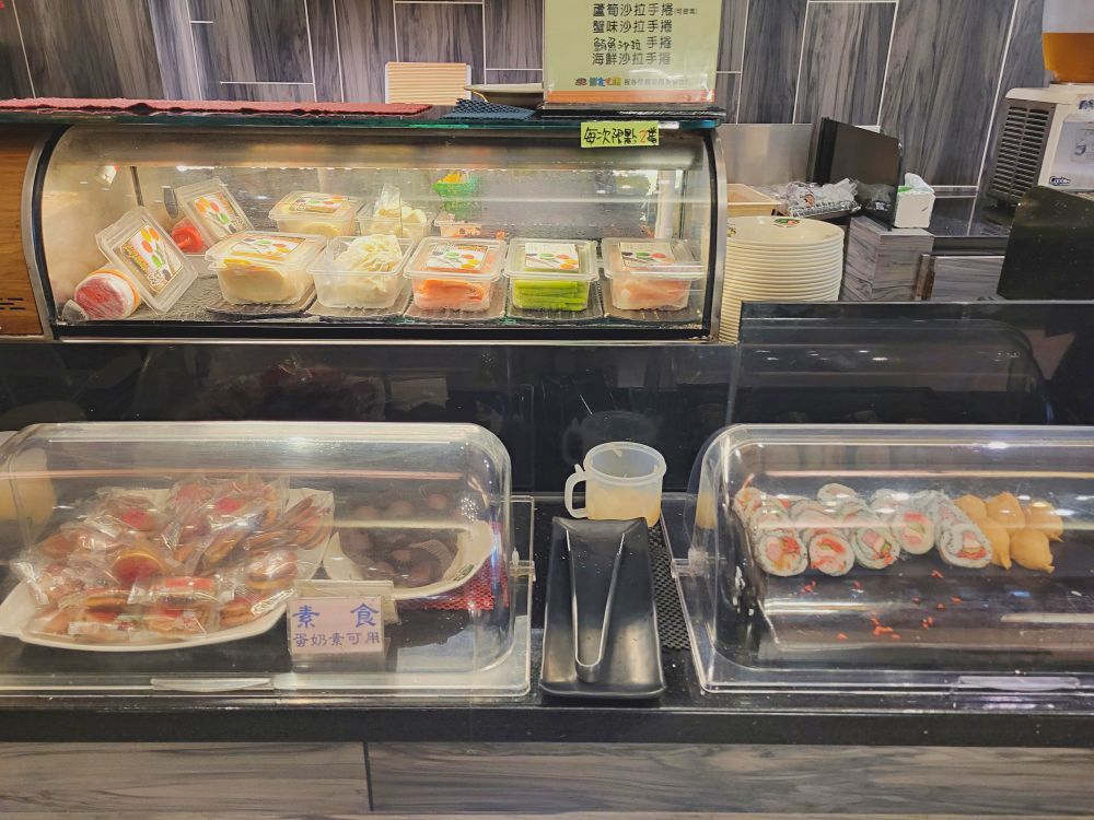 鮮友火鍋彰化旗艦店|超多樣化的吃到飽火鍋店.現切肉品、現包手捲、DIY拉麵、燒烤、蛋糕、炸物、燒賣、手搖飲.環境寬敞舒適適合多人聚餐 - 第36張圖