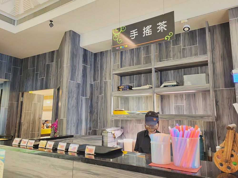 鮮友火鍋彰化旗艦店|超多樣化的吃到飽火鍋店.現切肉品、現包手捲、DIY拉麵、燒烤、蛋糕、炸物、燒賣、手搖飲.環境寬敞舒適適合多人聚餐 - 第45張圖