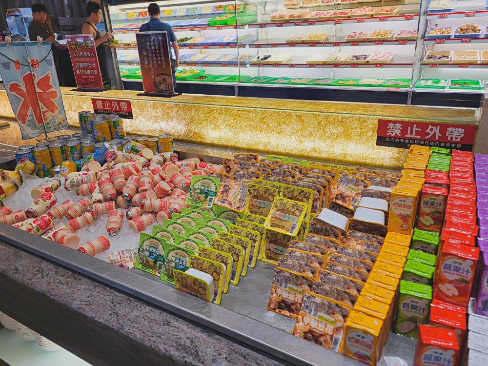 鮮友火鍋彰化旗艦店|超多樣化的吃到飽火鍋店.現切肉品、現包手捲、DIY拉麵、燒烤、蛋糕、炸物、燒賣、手搖飲.環境寬敞舒適適合多人聚餐 - 第46張圖
