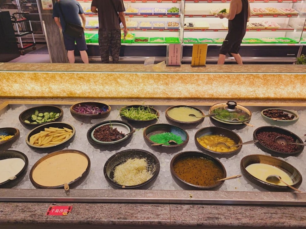 鮮友火鍋彰化旗艦店|超多樣化的吃到飽火鍋店.現切肉品、現包手捲、DIY拉麵、燒烤、蛋糕、炸物、燒賣、手搖飲.環境寬敞舒適適合多人聚餐 - 第39張圖