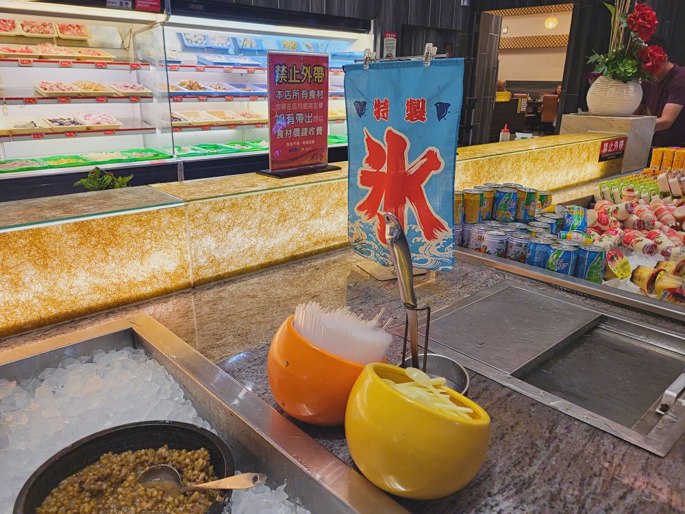 鮮友火鍋彰化旗艦店|超多樣化的吃到飽火鍋店.現切肉品、現包手捲、DIY拉麵、燒烤、蛋糕、炸物、燒賣、手搖飲.環境寬敞舒適適合多人聚餐 - 第40張圖