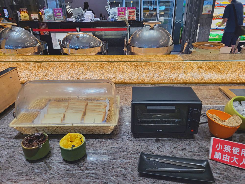 鮮友火鍋彰化旗艦店|超多樣化的吃到飽火鍋店.現切肉品、現包手捲、DIY拉麵、燒烤、蛋糕、炸物、燒賣、手搖飲.環境寬敞舒適適合多人聚餐 - 第42張圖