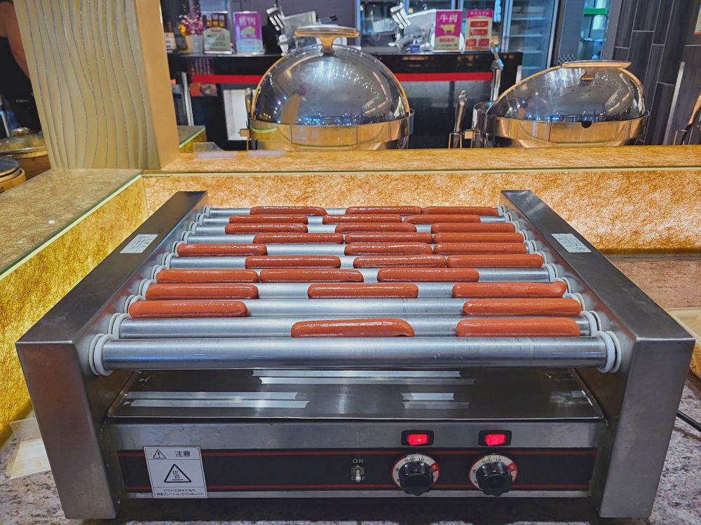 鮮友火鍋彰化旗艦店|超多樣化的吃到飽火鍋店.現切肉品、現包手捲、DIY拉麵、燒烤、蛋糕、炸物、燒賣、手搖飲.環境寬敞舒適適合多人聚餐 - 第28張圖