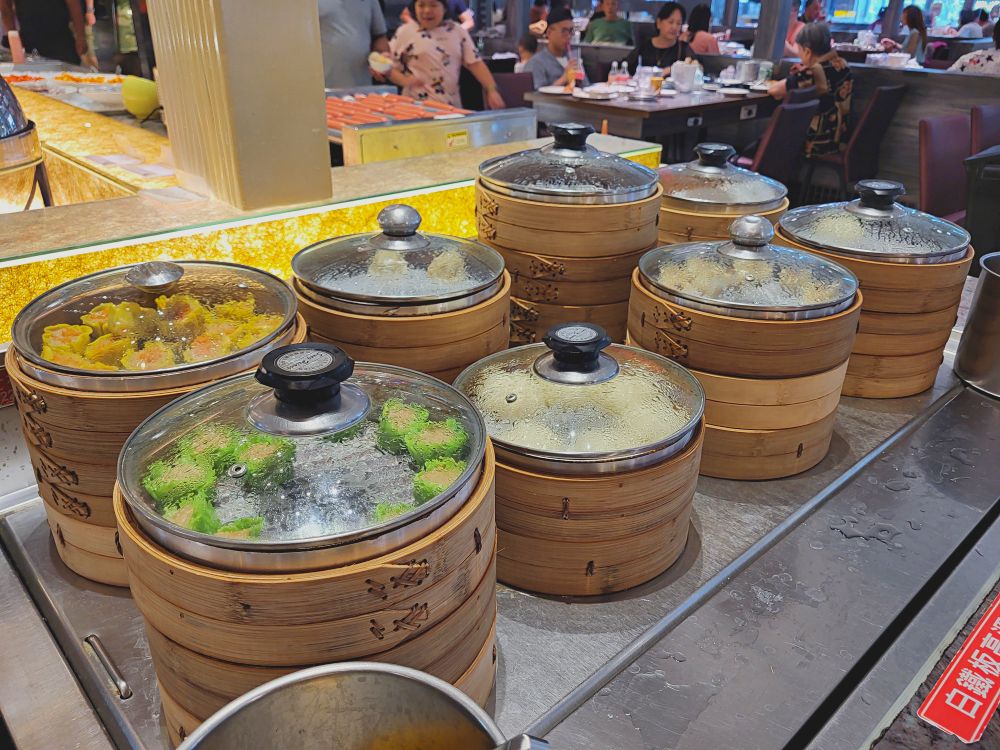 鮮友火鍋彰化旗艦店|超多樣化的吃到飽火鍋店.現切肉品、現包手捲、DIY拉麵、燒烤、蛋糕、炸物、燒賣、手搖飲.環境寬敞舒適適合多人聚餐 - 第35張圖