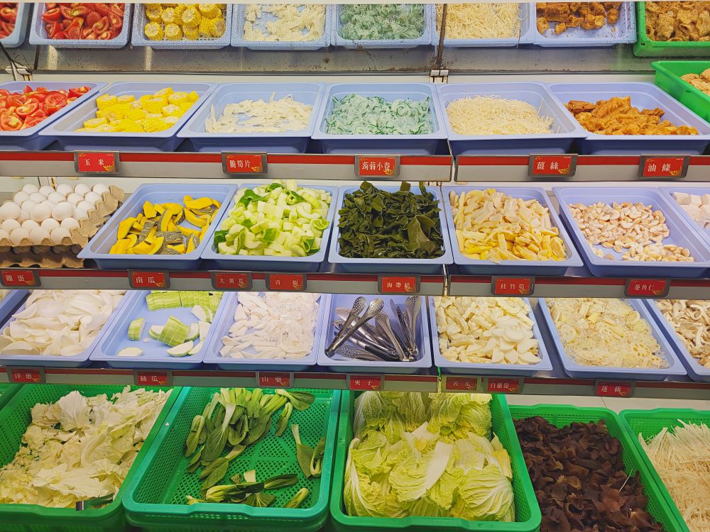 鮮友火鍋彰化旗艦店|超多樣化的吃到飽火鍋店.現切肉品、現包手捲、DIY拉麵、燒烤、蛋糕、炸物、燒賣、手搖飲.環境寬敞舒適適合多人聚餐 - 第20張圖
